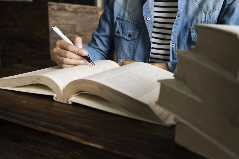 超越 Google Scholar：專業學術搜尋引擎與隱藏資料庫挖掘指南