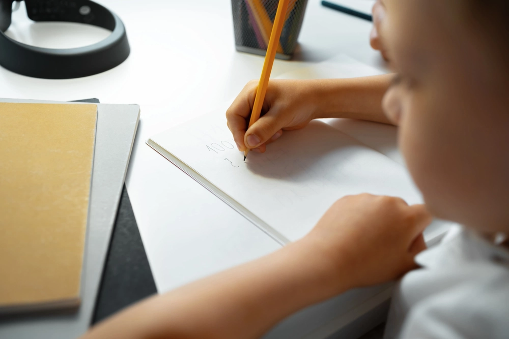 學術論文寫作三大錯誤分析：語法混亂、主題漂移與邏輯失衡的認知機制與解決策略